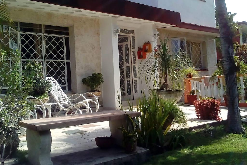 Una vista de la entrada desde el jardin