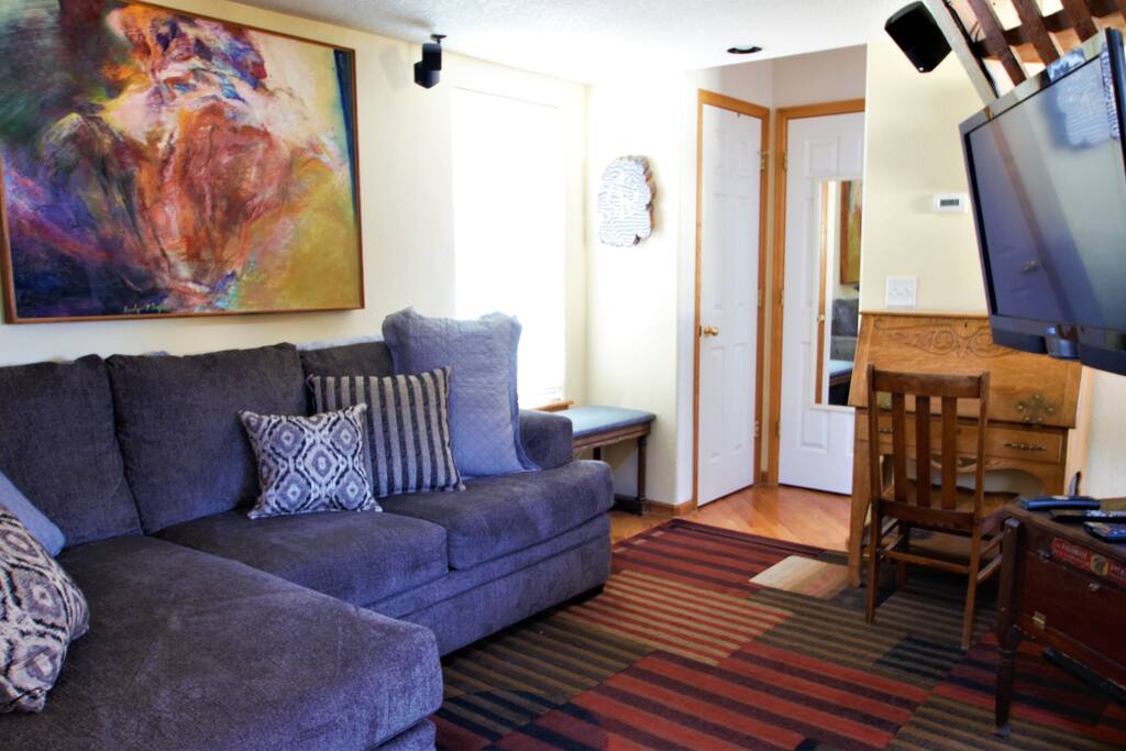 Living area with 40" flatscreen offering premium channels and Netflix