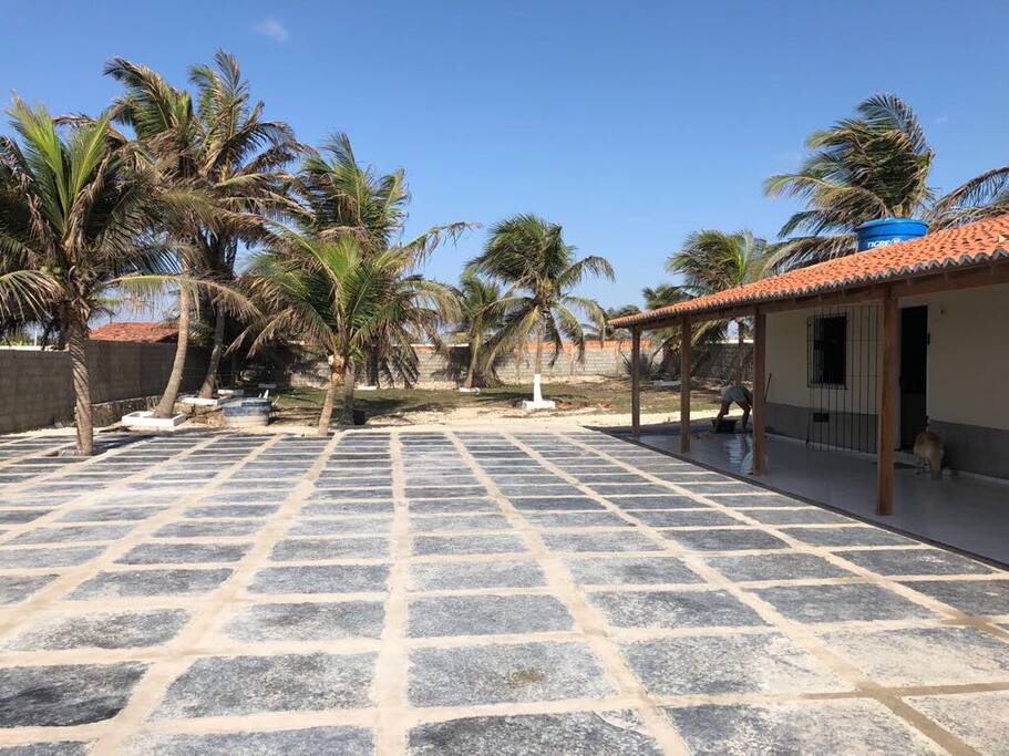 Casa nova com varanda em L, bem arejada e espaçosa, com 210 m2: 3 quartos, 2 banheiros, cozinha, comporta 6 carros