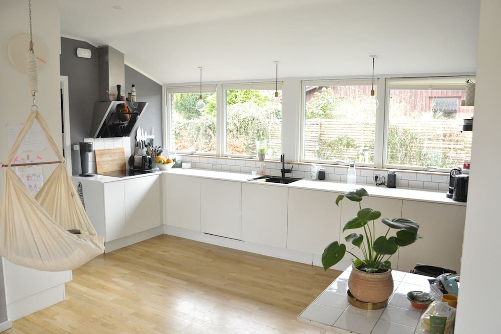 Bright and open kitchen adjecent to dinning room.