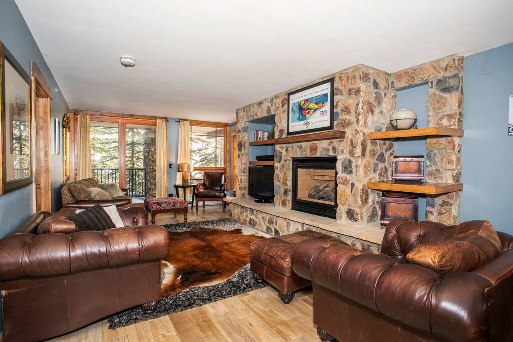 Living Room with Fireplace, Smart-TV and Bluetooth Speaker Bar.