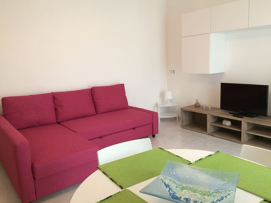 Divano letto.
TV. Couch bed and TV in the living room.
