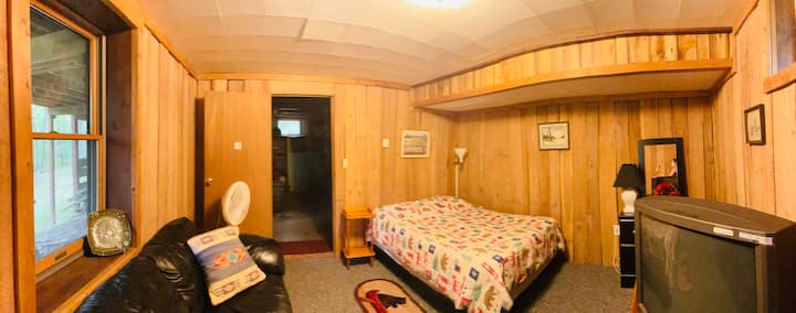 Бонус за подрум 4-та спална соба/дневна соба со полн кревет, кауч на спуштање, телевизор/DVD плеер. 
Подрумот има излезна врата која излегува под терасата кон шумата.
Одличен простор за постари деца/тинејџери/гости кои сакаат дополнителна приватност или само забавен простор за дружење. 