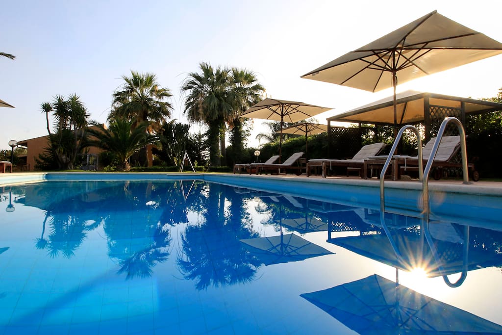 piscina immersa nel parco