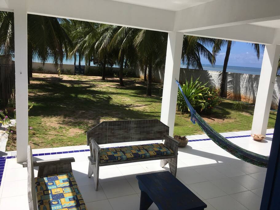 Jardim frontal, com coqueiros, que produzem durante o ano inteiro, visto a partir do espaçoso terraço