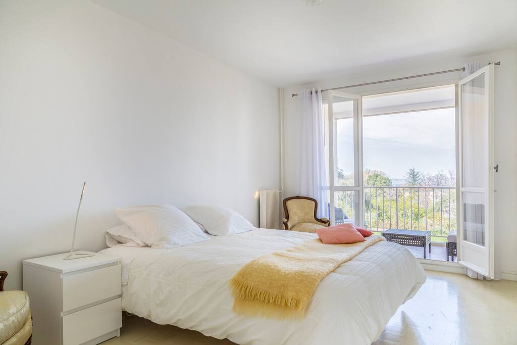Room with a Queen size bed and terrace access