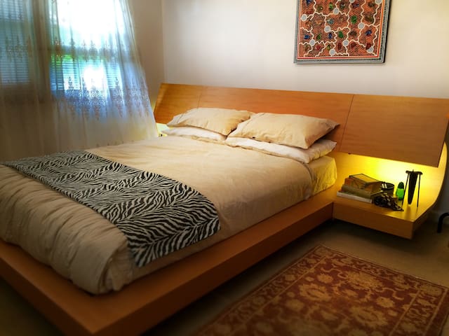 Comfy Hemp House Retreat with Artists in Residence