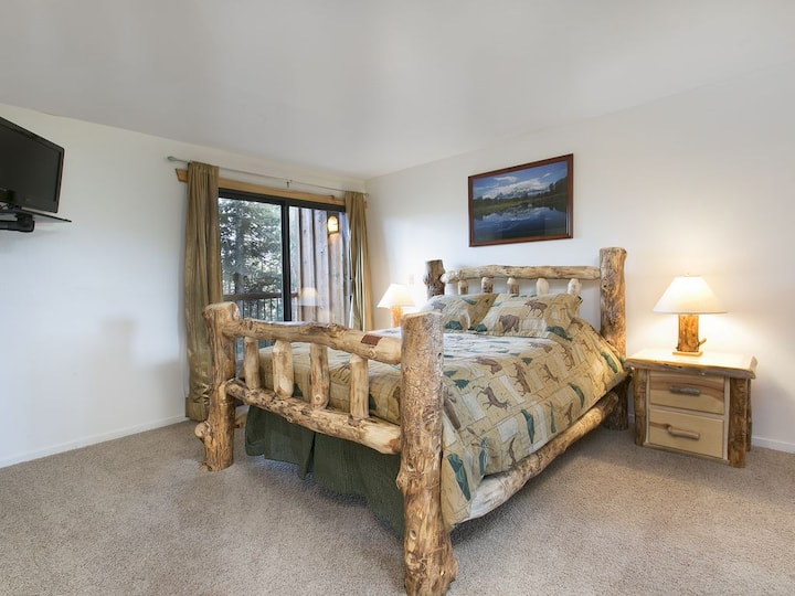 Segundo dormitorio con una cama tamaño king y un balcón privado