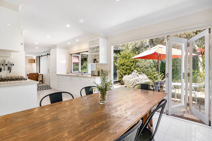 Collins 5 Bedroom Large Family Beach House gallery image 2