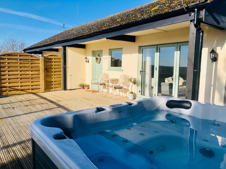 Holiday cottages with a hot tub in the United Kingdom | Airbnb