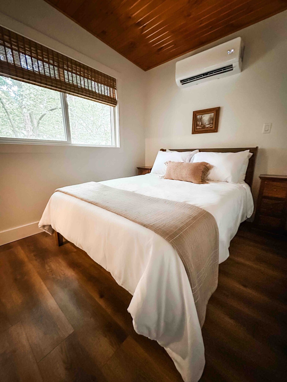 Სტუმარი/მეორე საძინებელი სრული ზომის საწოლით და წყლის ხედებით 