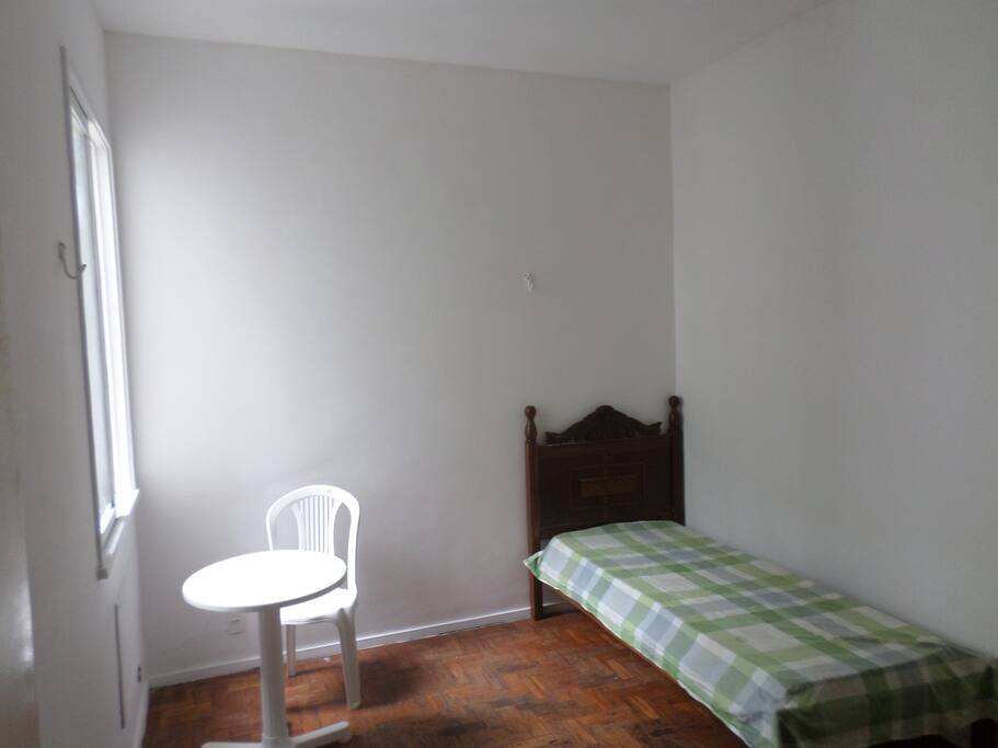 Quarto iluminado e arejado.