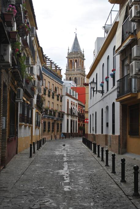 vista de la calle con la iglesia santa ana al fondo