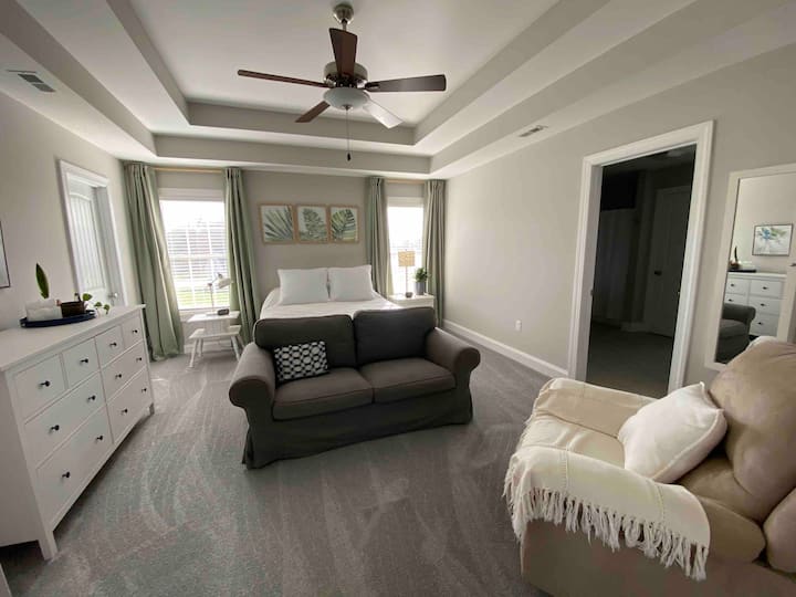 主卧配备全新Saatva床垫、双人沙发、电视和躺椅。 