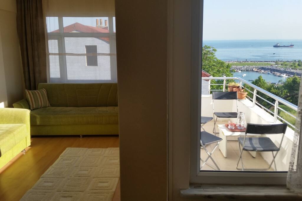 Deniz manzaralı geniş bir salon