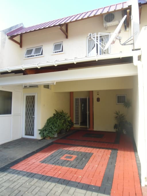 Front view / La façade avant.