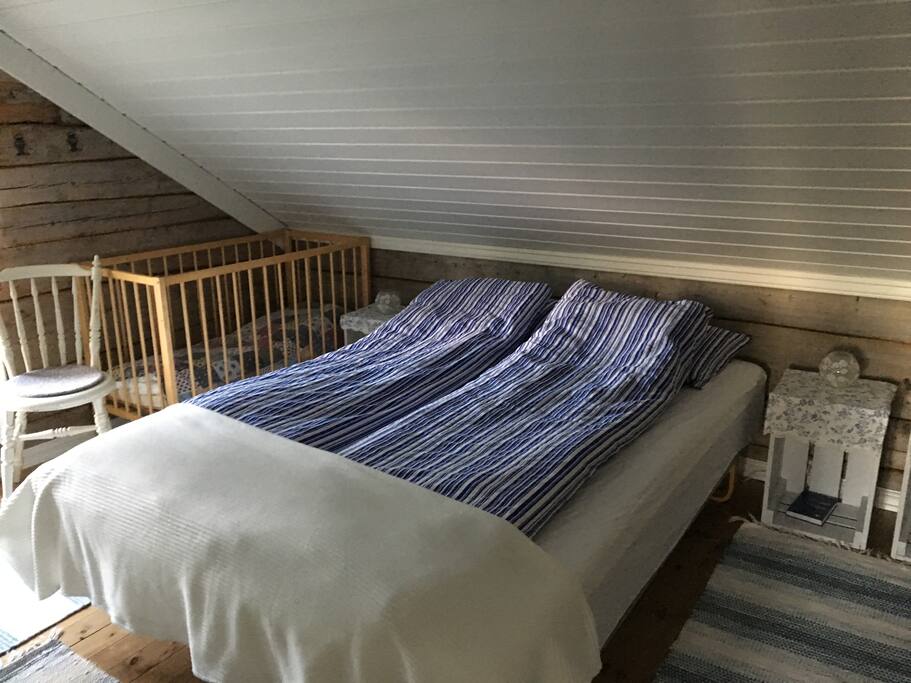 Soverom 1 med dobbeltseng, enkeltseng og sprinkelseng for små barn.