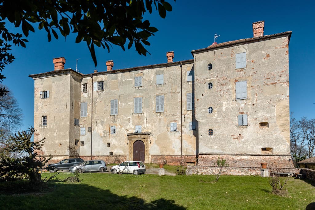 OS Castle - Dimora Storica - Romantico appartamento nella torre del Castello di Tassarolo - La facciata