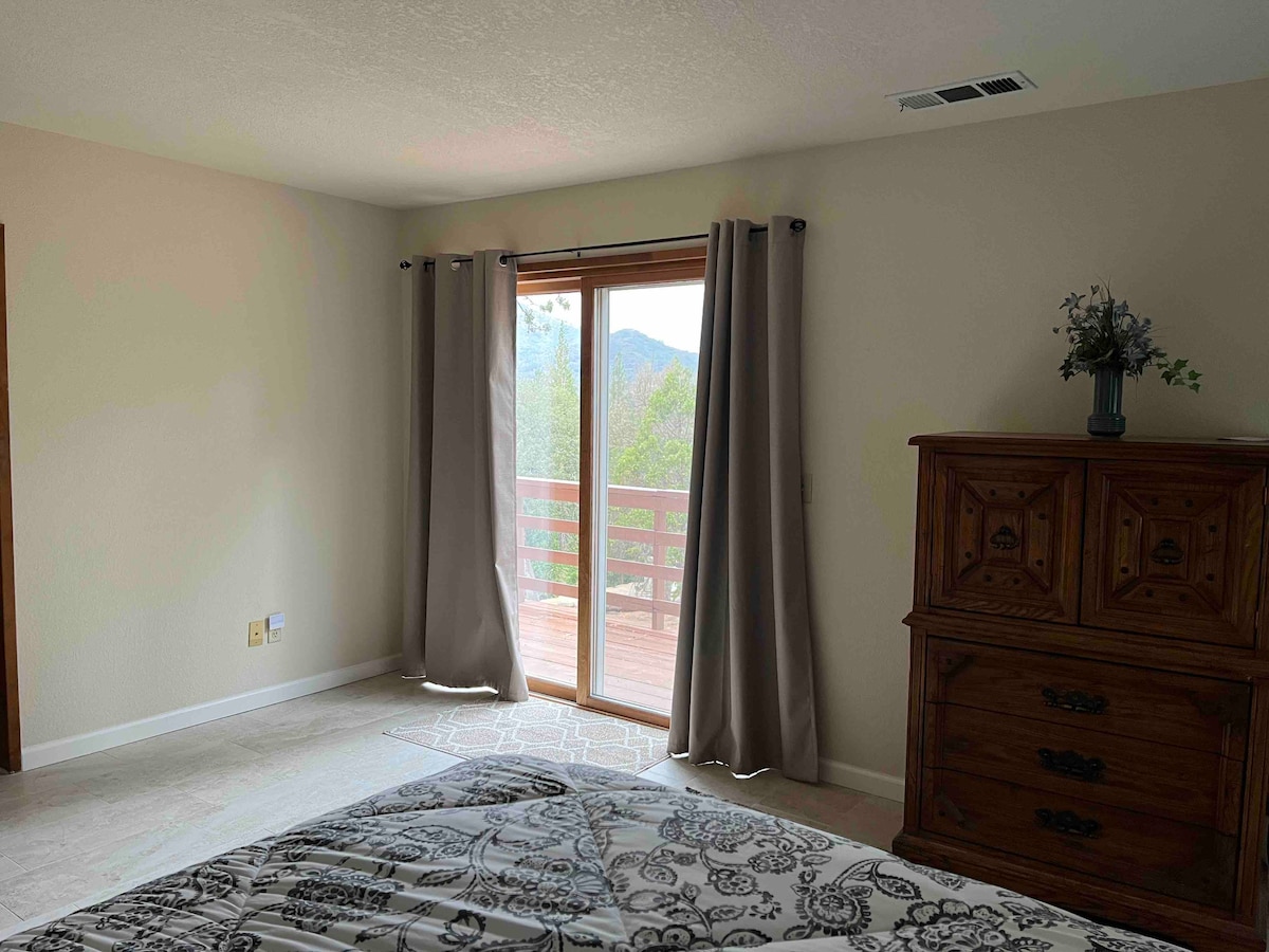 ابدأ يومك بإطلالات خلابة على قمة الجبل.