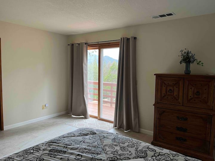 אפשר להתחיל את היום עם נוף עוצר נשימה של פסגה להר.