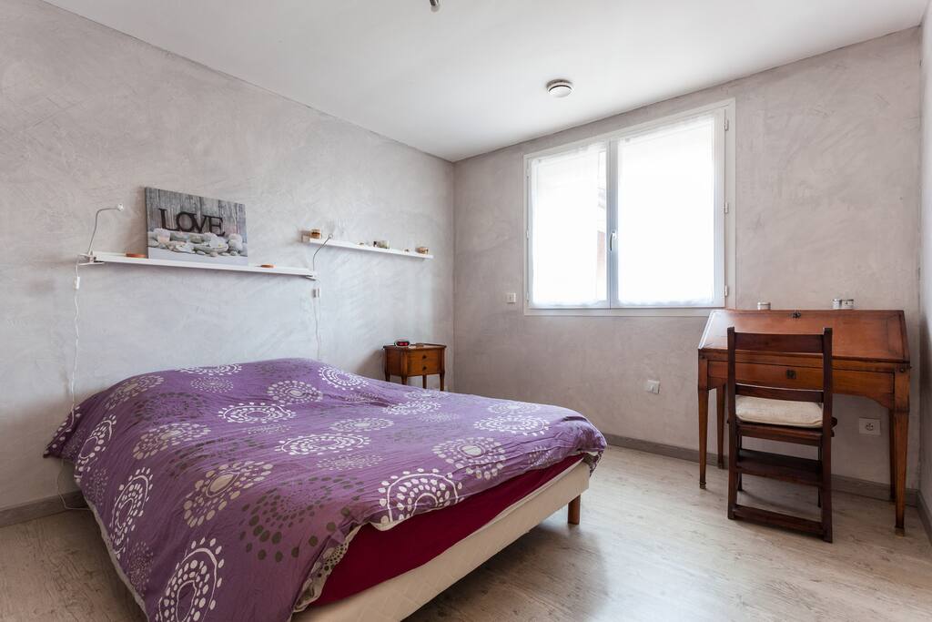 Chambre lit double avec secrétaire et penderie