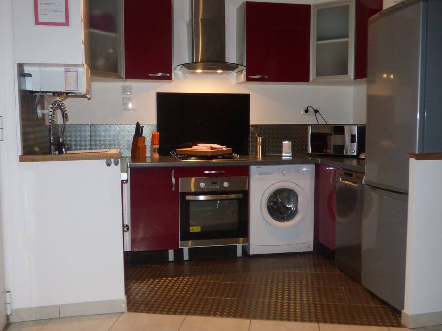 La cuisine ... Simple mais très efficace et complète avec son lave vaisselle ... sa machine à laver ... son four ... son micro onde ... ces robots et ustensiles ... sans oublier les couverts pour 12 convives.