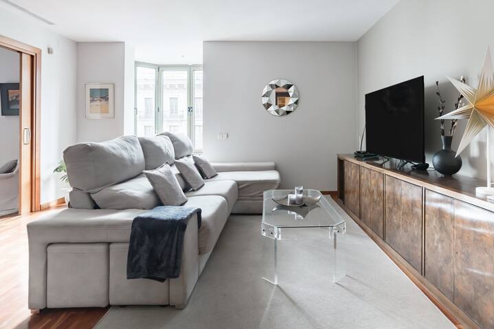 Three Bedroom Apartment Ronda Universitat – You Stylish gallery image 2