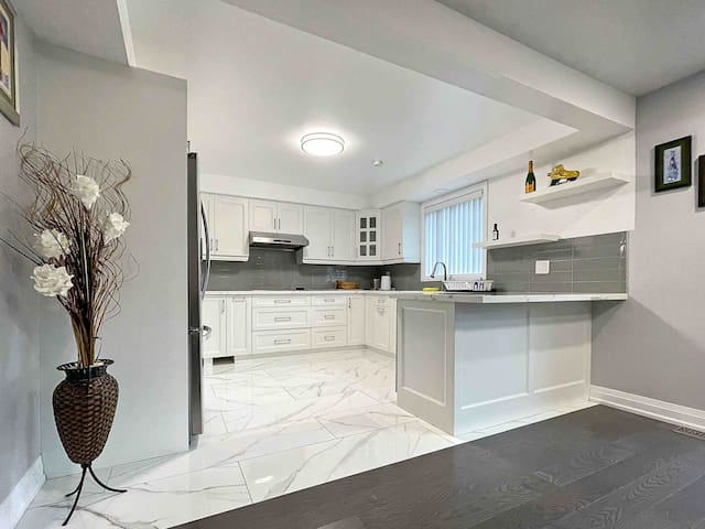 Rare & Spacious massive home w 7 beds