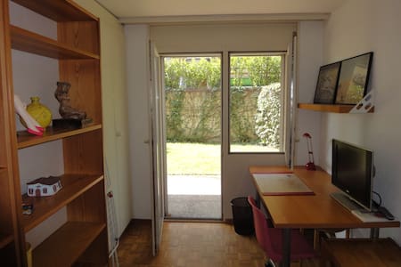 Independent room close to lake of Geneva