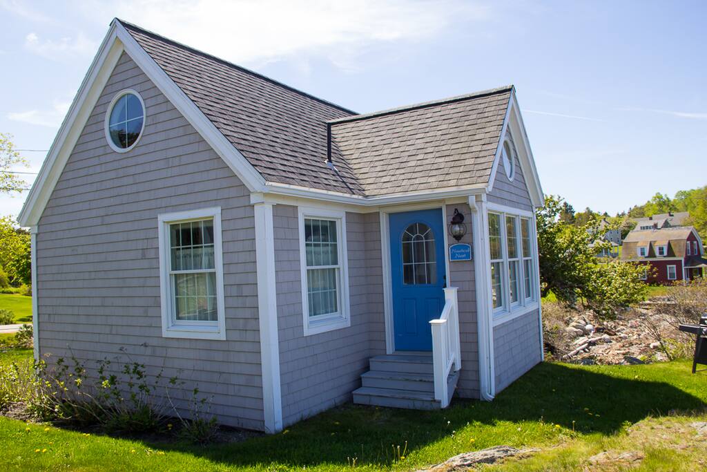 Front view of cottage, facing the ocean.