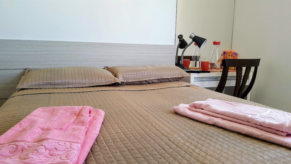 卧室双人套房。 魅力和舒适性。配有分体式浴巾。非常好的浴巾。