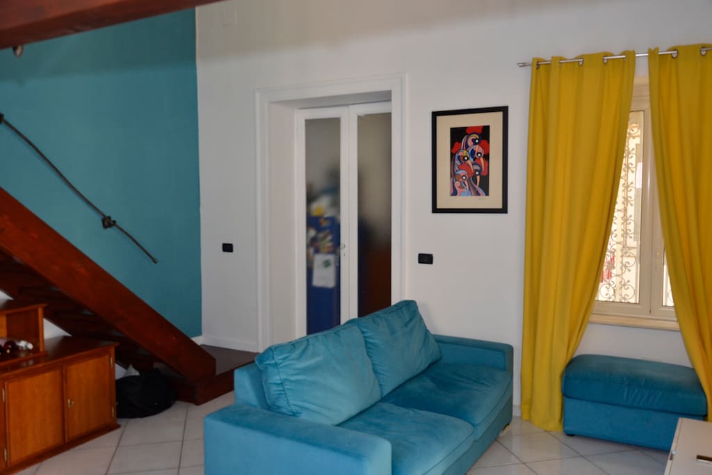 Design pulito,colori caldi,mobili scelti con cura ti faranno sentire come a casa. Clean design, warm colors, furniture chosen with care will make you feel at home.