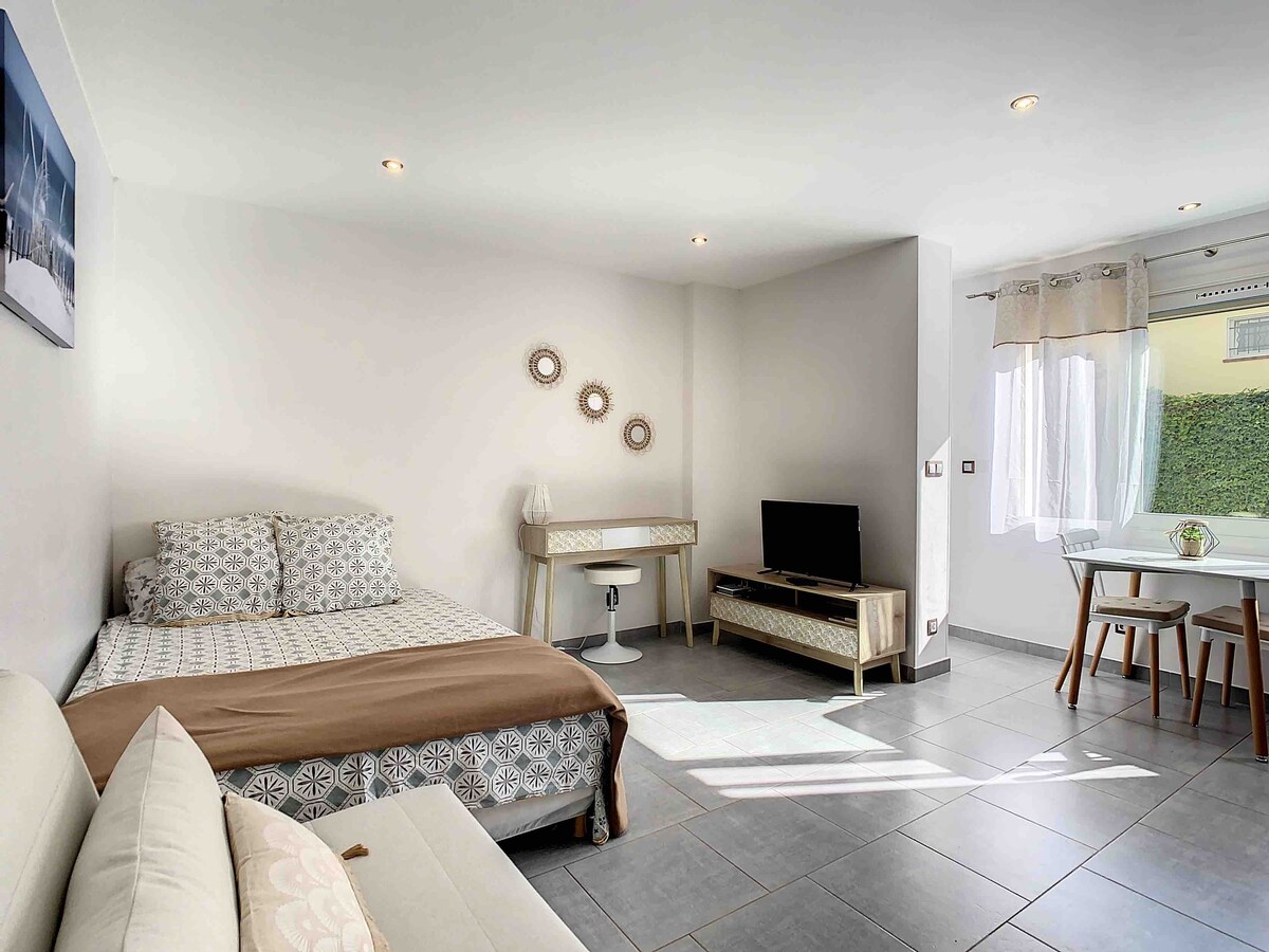 Top Airbnb: Antibes, quiet studio 80 meters from the sea à Antibes