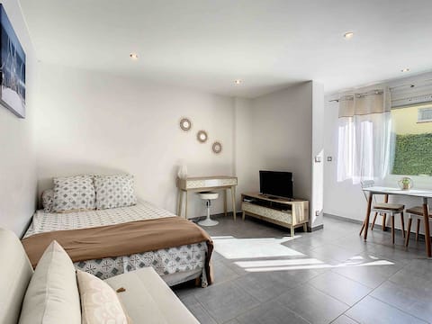 Top Airbnb: Antibes, quiet studio 80 meters from the sea in Antibes