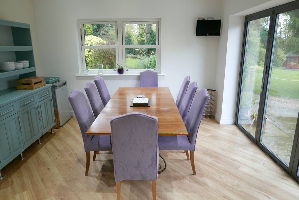 Ample seating for 8 with option for full bifold open in summer