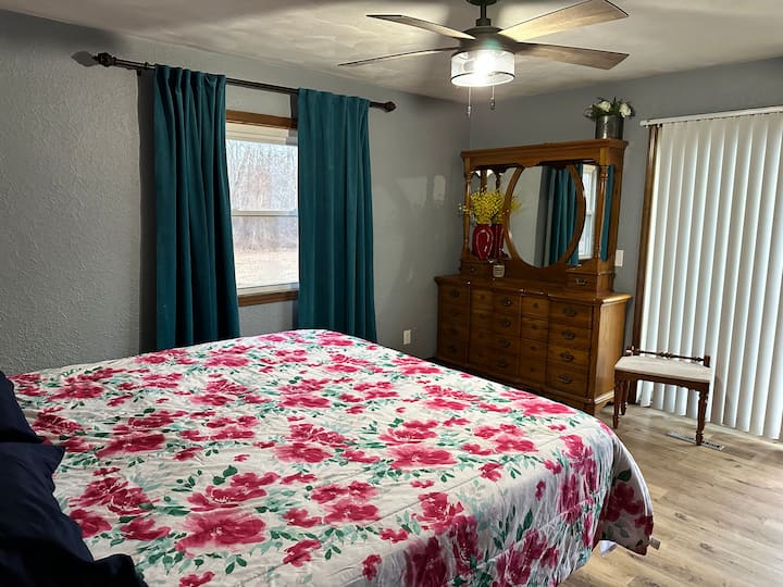 Dhoma e gjumit nr. 1: Krevat dopio "king" në katin kryesor