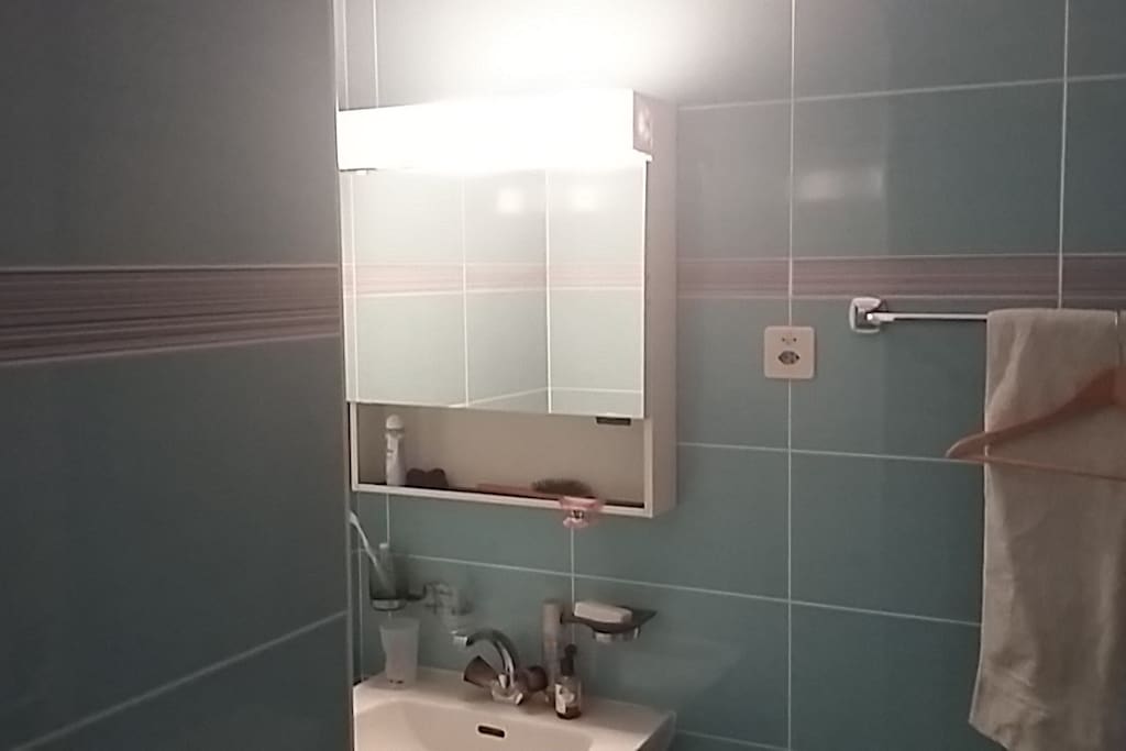 Salle de bain avec douche