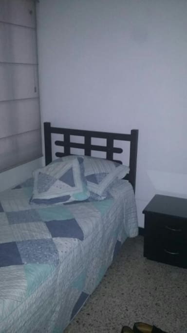 Habitación cómoda con una cama.
El baño es cercano a las habitaciones, solo para los huéspedes.