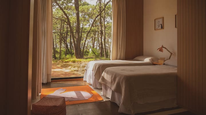 na poschodí spálňa s dvoma samostatnými lôžkami. Výhľad na les a more.