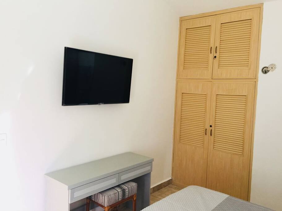 Main bedroom with en
suite bathroom