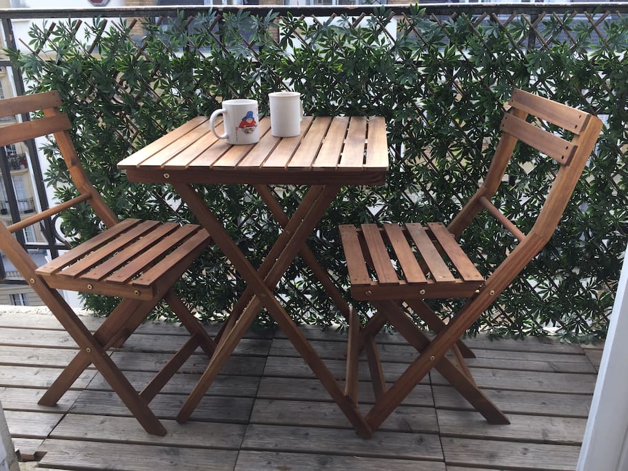 balcon idéal pour un petit dej en extérieur