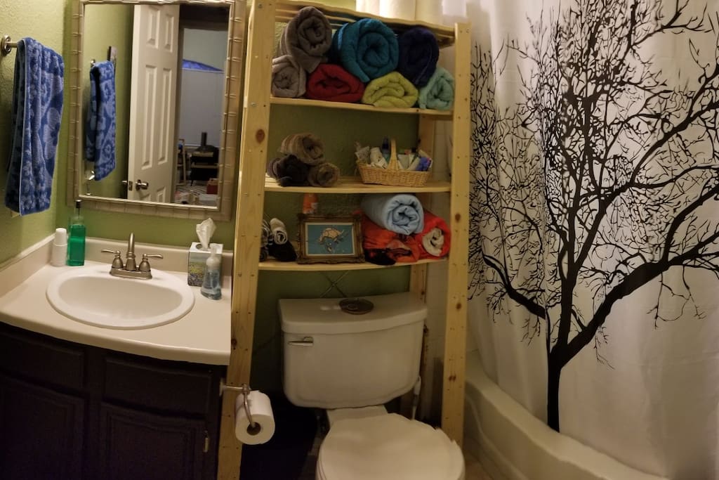 Guest bathroom, very clean, next door to the bedroom. Towels, soap and shampoo provided.