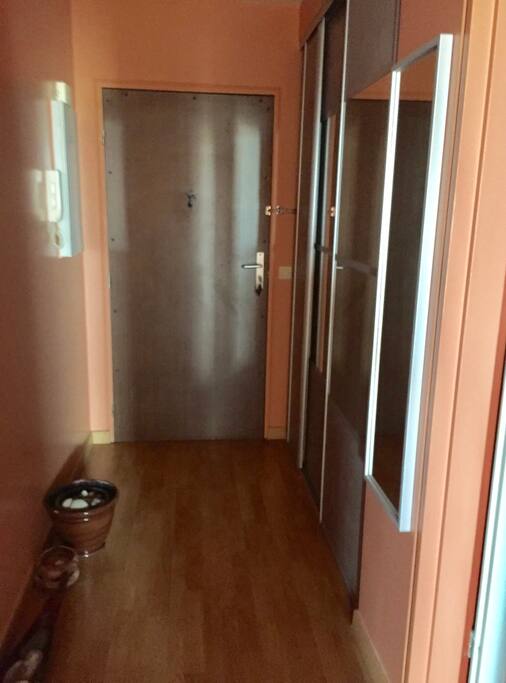 Entree de l'appartement et entrée directe à droite dans la suite : chambre et salle de bain.