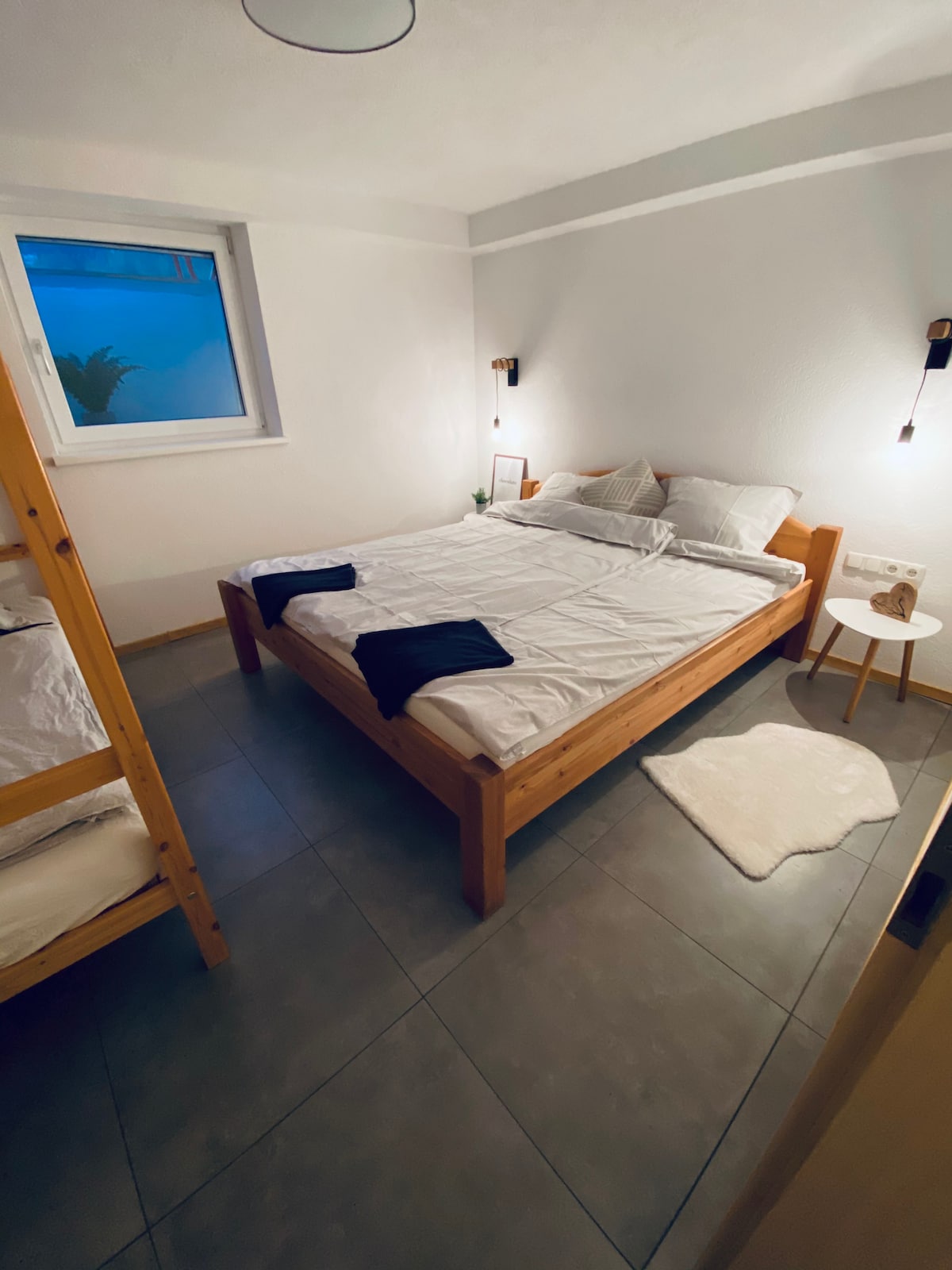 Slaapkamer met kingsize bed en stapelbed