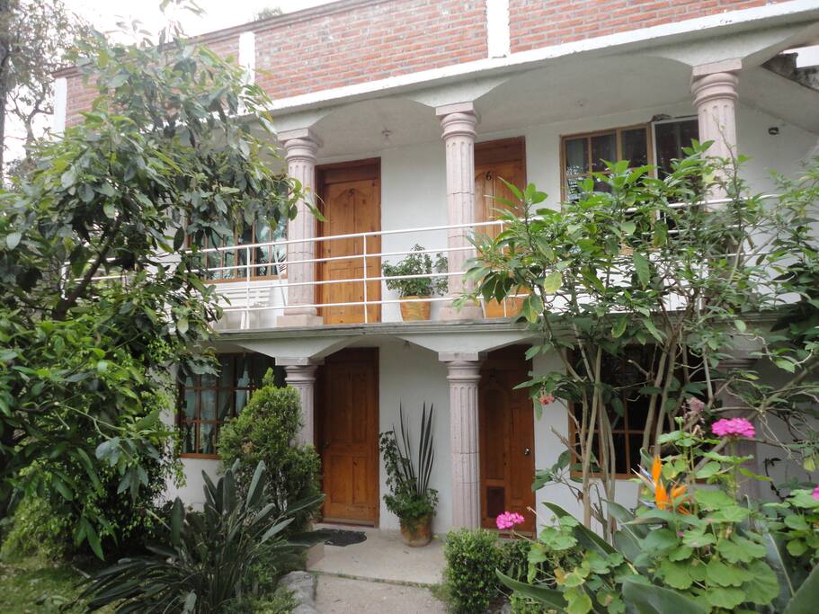 hermoso hotel en contacto con la naturaleza