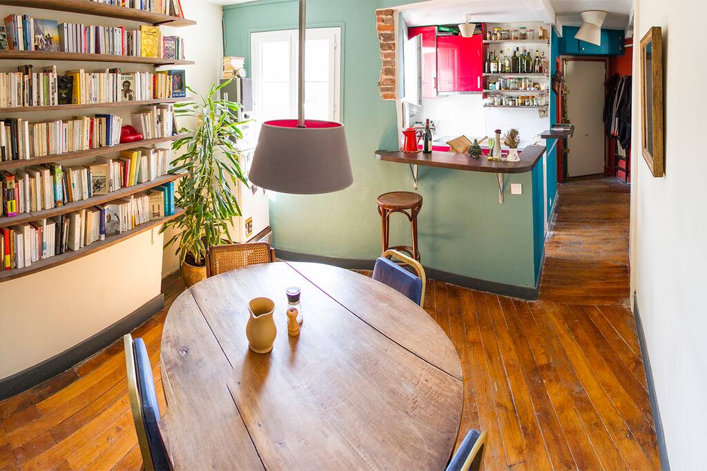 Lumineuse salle à manger avec bar et bibliothèque.