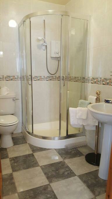 Bathroom ensuite plus Power Shower