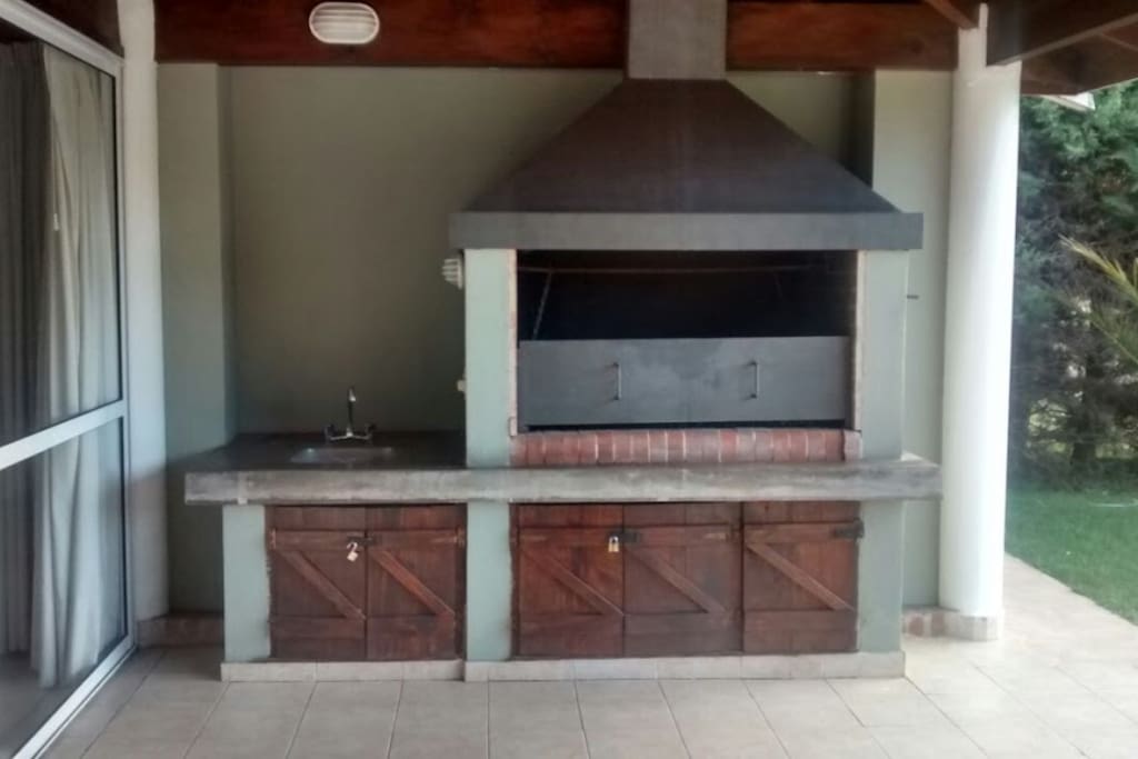 Parrilla con pileta auxiliar con agua caliente y fría.