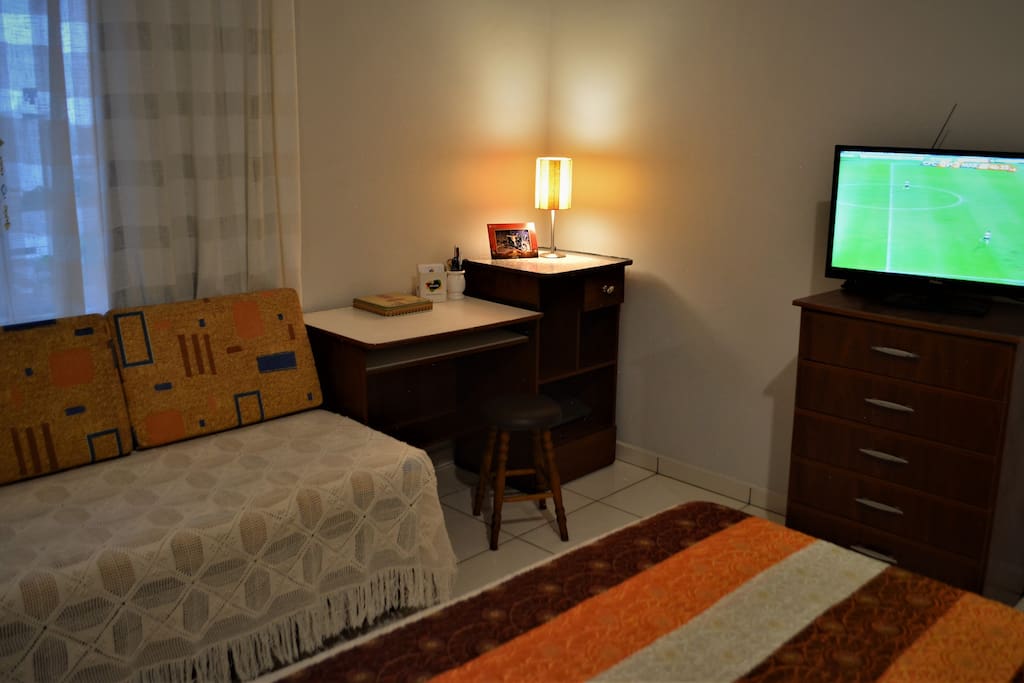 No quarto: Mesa p/ o Laptop e TV tela plana