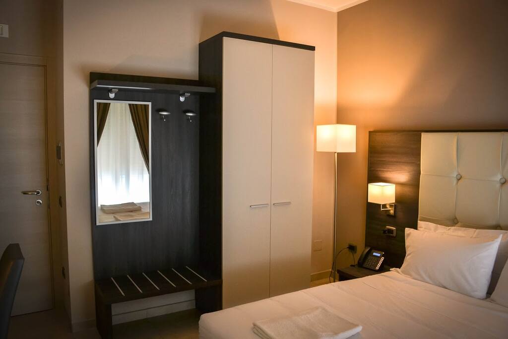 Camera da letto arredata con fine mobilio Hilton Suite, con letto matrimoniale, testiera in pelle, scrittorio, armadio a due ante, poltrona in pelle, poggia valigia cappelliera, illuminazione con 4 punti luce, comodini, scrittoio e piantana. Telefono. Tv LCD 32 pollici. Riscaldamento invernale, Climatizzatore estivo.